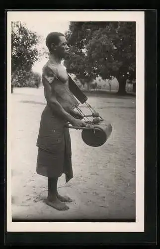 AK Afrikanischer Musiker mit einem traditionellen Perkussions-Instrument