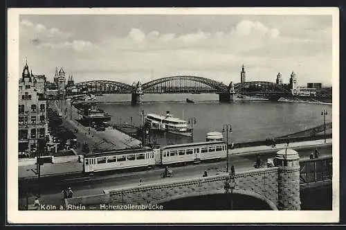 AK Köln a. Rhein, Hohenzollernbrücke mit Strassenbahn aus der Vogelschau