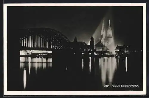 AK Köln, nächtlicher Rhein mit Dom im Scheinwerferlicht