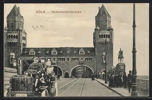 AK Köln, Hohenzollernbrücke mit Passanten und Auto