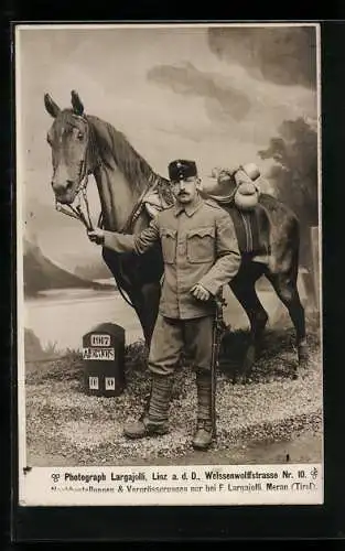 AK Österreichischer Soldat in Uniform mit Pferd und Gewehr