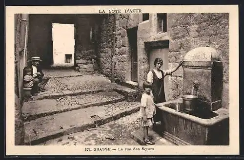 AK Grasse, la rue des Soeurs, Kinder am Brunnen