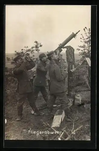Foto-AK Soldaten in Uniform am Flugabwehr-MG