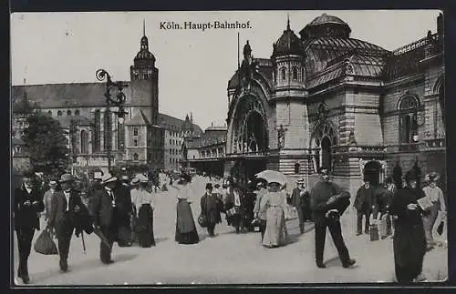 AK Köln, Hauptbahnhof mit Passanten