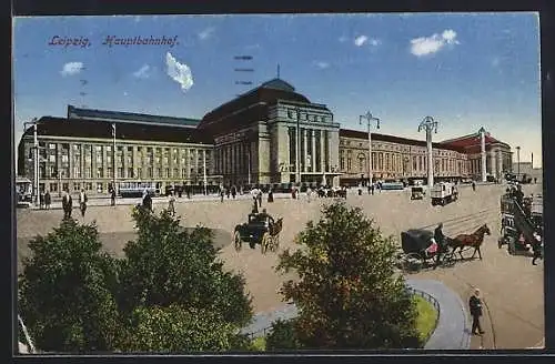 AK Leipzig, Pferdekutschen und Strassenbahn vor dem Hauptbahnhof