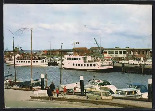 AK Bensersiel, Dampfer im Hafen