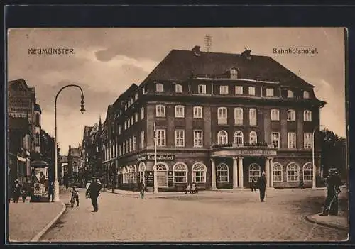 AK Neumünster, Bahnhofshotel mit Strassenpartie