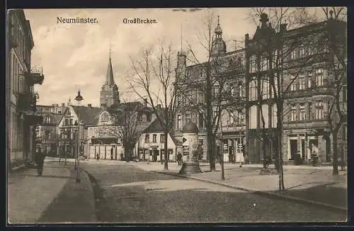 AK Neumünster, Strasse Grossflecken mit Geschäften und Litfasssäule