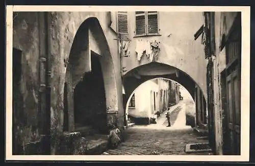 AK Villefranche-sur-Mer, Vieille rue à voûtes, Strassenpartie