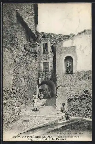 AK Gattières /Alpes-Maritimes, Un coin de rue