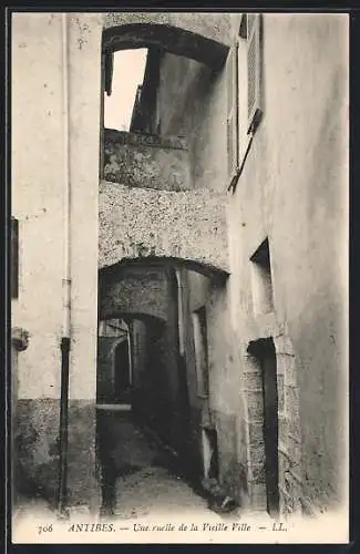 AK Antibes, Une ruelle de la Vieille Ville