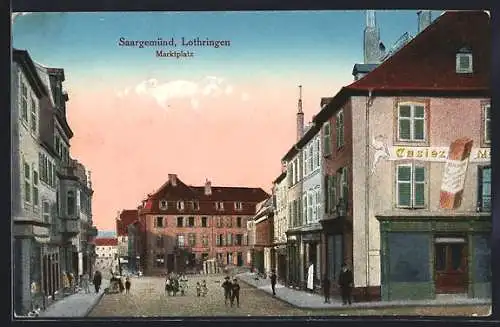 AK Saargemünd /Lothringen, Anblick des Marktplatzes, Reklame an Hauswand