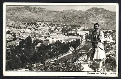 AK Cetinje / Cettigne, Totalansicht mit Bergpanorama, Mann in Nationaltracht