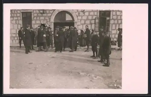 Foto-AK Cetinje, Menschen vor einem Hauseingang