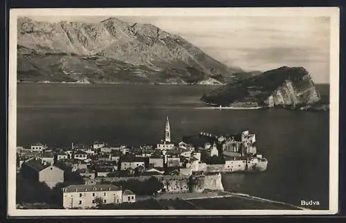 AK Budva, Gesamtansicht mit Felseninsel