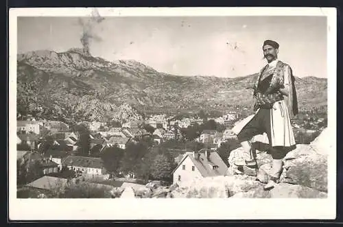 AK Cetinje / Cettigne, Ortsansicht, Montenegriner in Tracht