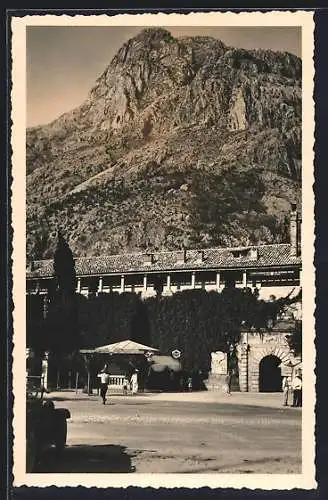 AK Kotor, Ortspartie mit Blick auf den Berg