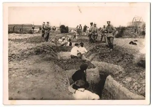 Fotografie 1.WK, Balkankrieg, Kriegsgefangene POW's heben Schützengräben aus