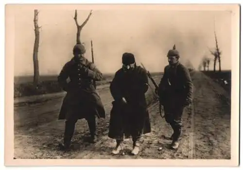 Fotografie 1.WK, J. H. Hennings & Co., Hamburg, Deutsche Soldaten führen einen russischen Spion ab