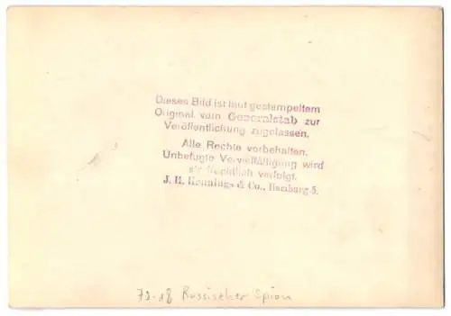 Fotografie 1.WK, J. H. Hennings & Co., Hamburg, Deutsche Soldaten führen einen russischen Spion ab