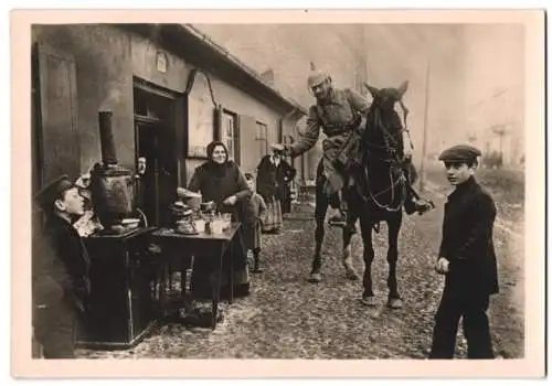 Fotografie 1.WK, J.H. Hennings & Co. Hamburg, Deutscher Soldat verteilt seine Ration an einheimische Bevölkerung