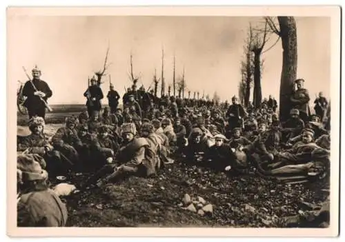 Fotografie 1.WK, J.H. Hennings & Co. Hamburg, Russische Kriegsgefangene POW's an einer Sammelstelle wartend