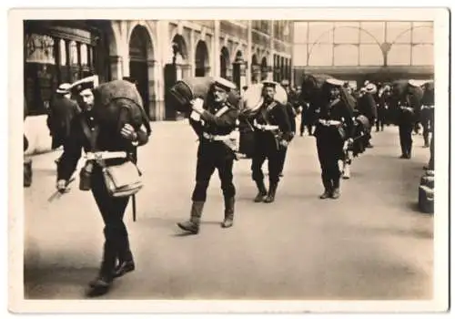 Fotografie 1.WK, Kriegsausmarsch, Soldaten der Marine-Infanterie mit Gepäck & Ausrüstung