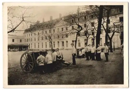 Fotografie 1.WK, Artillieristen üben das Laden der Geschütze auf einem Kasernenhof