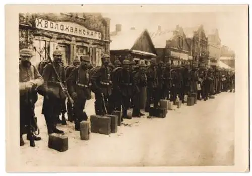 Fotografie 1.WK, J.H. Hennings & Co. Hamburg, Deutsche Soldaten in einer besetzten Ortschaft in Russland