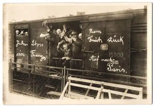 Fotografie 1.WK, Kriegsfreiwillige fahren mit der Reichsbahn Richtung Paris