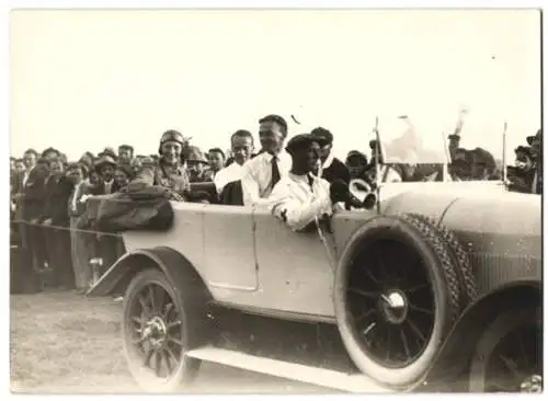 Fotografie Schleich & Hilscher, Wien, Rennfahrer mit Haube & Schutzbrille auf dem Rücksitz von einem Auto Cabriolet