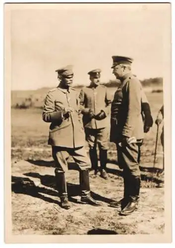 Fotografie 1.WK, J.H. Hennings & Co. Hamburg, Nord Frankreich, Offiziere Res. Inf.-Rgt. 23 bei Einsatzbesprechung