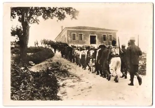 Fotografie unbekannter Fotograf, Ansicht Montenegro, Soldaten-Miliz im Marsch an die Front