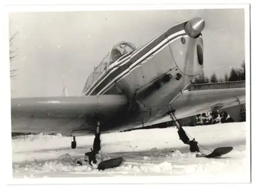 Fotografie Flugzeug Zlin, Niederdecker mit Schneelandekufen