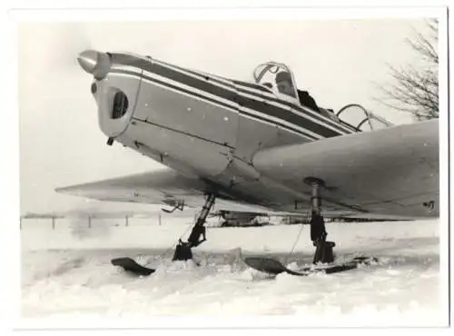 Fotografie Flugzeug Zlin, Pilot im Niederdecker mit Schneelandekufen