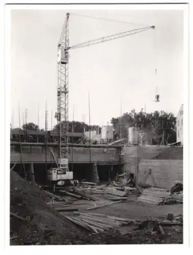 Fotografie Jul. Wolff & Co. GmbH, Maschinenfabrik Heilbronn, Ansicht Heilbronn / Neckar, Baustelle m. Kran der Fa. Wolff