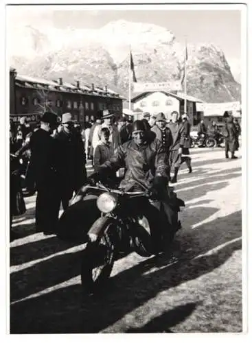 Fotografie A. Woda, München, Motorrad mit Seitenwagen auf einem Gebirgspass in den Alpen