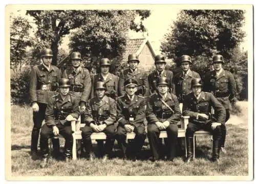 Fotografie Feuerwehr - Feuerwehrleute Gruppenbild in Uniform mit Stahlhelm & Brandmeister