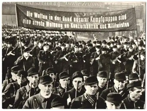 Fotografie Aufmarsch von DDR-Kampfgruppen mit Propaganda-Banner