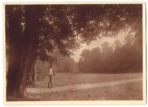 Fotografie unbekannter Fotograf, Ansicht Barnitz-Krögis, Bauer mit Sense auf einem Waldweg