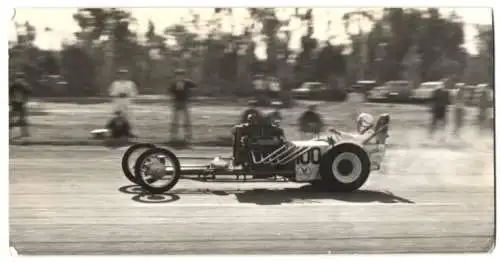 Fotografie Rennwagen Chrysler Dragster, Startnummer 100 pilotiert von Barry Cordner beim rennen in Sydney