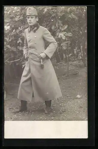 Foto-AK Österreichischer Soldat in Uniform mit Mantel