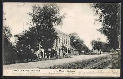 AK Seckenhausen, H. Meyers Gasthaus mit Versammlung u. Strasse, kleiner Reiter