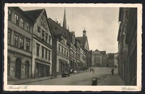 AK Pössneck /Th., Strassenpartie Schuhgasse mit Geschäften und Kirchturm