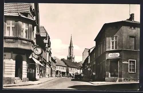 AK Fürstenberg / Havel, Ernst-Thälmann-Strasse mit Kirche