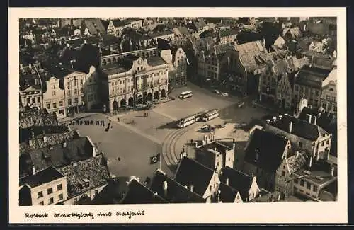 AK Rostock, Marktplatz und Rathaus, Strassenbahn, wehende 