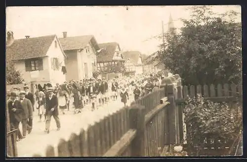 Foto-AK Ostwald, Kinder bei einem Umzug