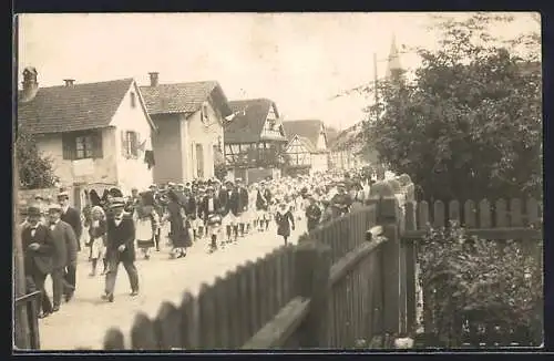 Foto-AK Ostwald, Kinder bei einem festlichen Umzug