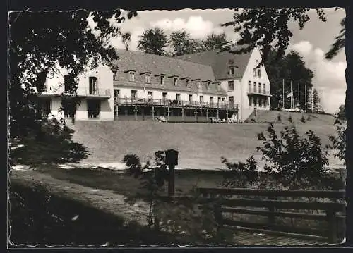 AK Barsinghausen, Das Fussballverbandsheim mit Sonnenterrasse und Liegewiese