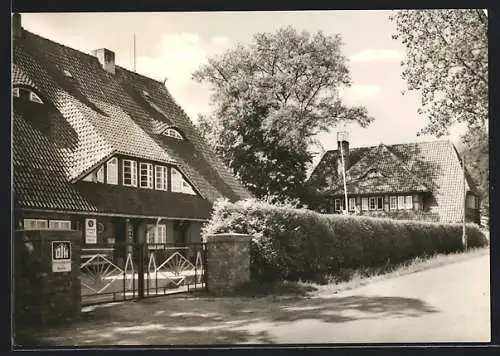 AK Gramkow /Wismar, DJH Erich und Charlotte Garske im Sonnenschein